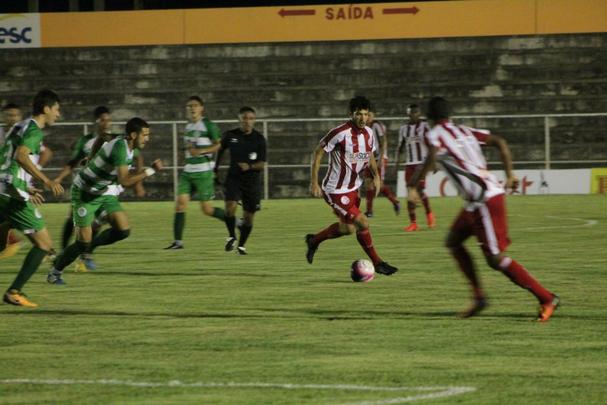 Belo Jardim e Nutico tiveram um primeiro tempo com placar movimentado. Jader abriu o placar de pnalti e Ortigoza empatou de cabea para o Timbu. O Calango voltou a ficar  frente do placar com Luan, tambm de cabea.