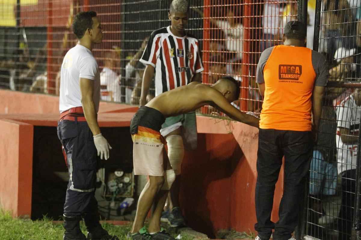 O gramado da Ilha do Retiro virou palco de cenas lamentveis ao fim do primeiro tempo do Clssico das Multides. Aps policiais militares adentrarem na torcida do Santa Cruz para apagar um sinalizador, artefato proibido nos estdios, a confuso tomou conta do local. Alguns torcedores caram pelas arquibancadas e outris entraram em confronto com a PM. Muita gente ficou ferida e foi atendida no gramado, atrs do gol. Os mais graves foram removidos por ambulncias para a UPA da Abdias