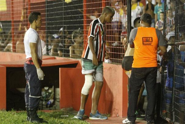 O gramado da Ilha do Retiro virou palco de cenas lamentveis ao fim do primeiro tempo do Clssico das Multides. Aps policiais militares adentrarem na torcida do Santa Cruz para apagar um sinalizador, artefato proibido nos estdios, a confuso tomou conta do local. Alguns torcedores caram pelas arquibancadas e outris entraram em confronto com a PM. Muita gente ficou ferida e foi atendida no gramado, atrs do gol. Os mais graves foram removidos por ambulncias para a UPA da Abdias