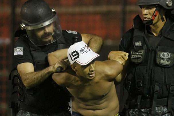 Polcia Militar chegou a deter alguns torcedores que reagiram de forma violenta. Cavaletes que estavam nas arquibancadas foram quebrados e jogados em direo aos policiais, dentro de campo