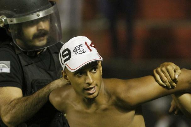 Polcia Militar chegou a deter alguns torcedores que reagiram de forma violenta. Cavaletes que estavam nas arquibancadas foram quebrados e jogados em direo aos policiais, dentro de campo