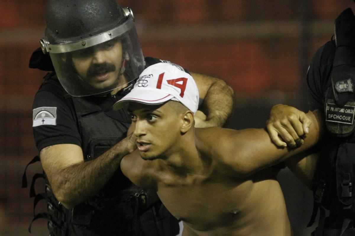 Polcia Militar chegou a deter alguns torcedores que reagiram de forma violenta. Cavaletes que estavam nas arquibancadas foram quebrados e jogados em direo aos policiais, dentro de campo