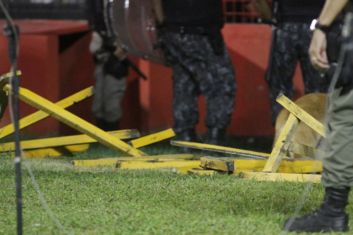 Polcia Militar chegou a deter alguns torcedores que reagiram de forma violenta. Cavaletes que estavam nas arquibancadas foram quebrados e jogados em direo aos policiais, dentro de campo