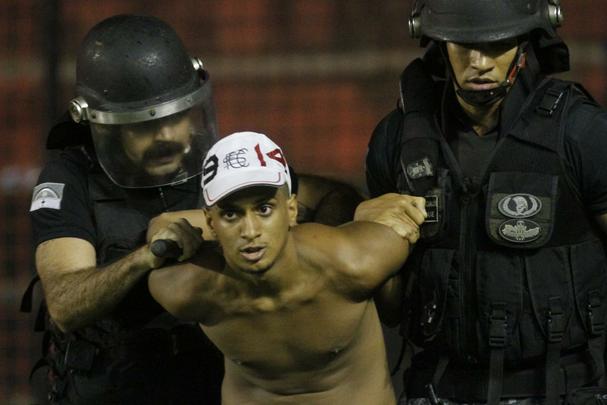 Polcia Militar chegou a deter alguns torcedores que reagiram de forma violenta. Cavaletes que estavam nas arquibancadas foram quebrados e jogados em direo aos policiais, dentro de campo