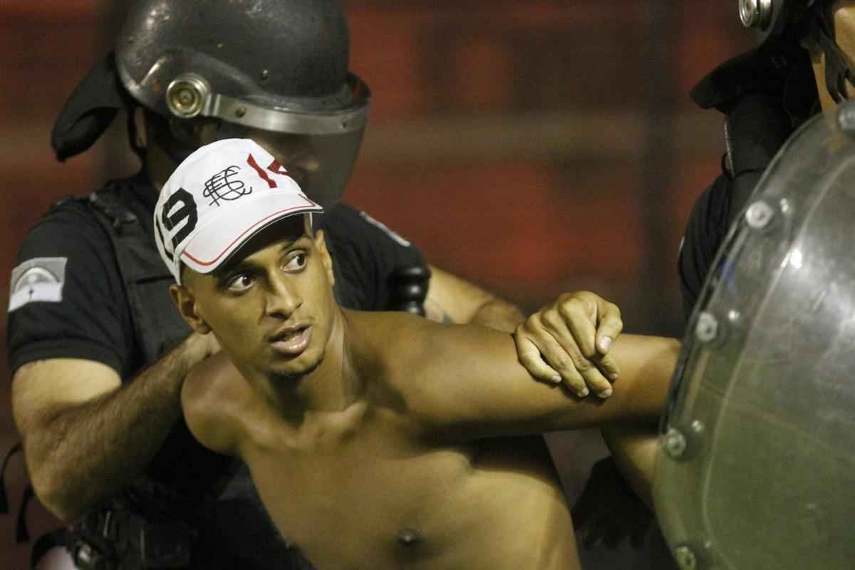 Polcia Militar chegou a deter alguns torcedores que reagiram de forma violenta. Cavaletes que estavam nas arquibancadas foram quebrados e jogados em direo aos policiais, dentro de campo