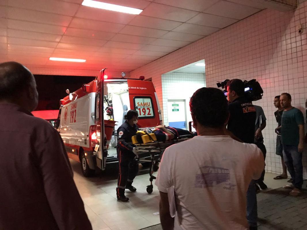 As ambulncias que deixaram a Ilha do Retiro com feridos foram para a UPA da Abdias, a mais prxima do local. De l, porm, os pacientes foram reencaminhados para outras UPAs, como Imbiribeira e Caxang, onde h atendimento de ortopedia no horrio. Apenas casos menos graves, como escoriaes, foram solucionados na UPA da Abdias