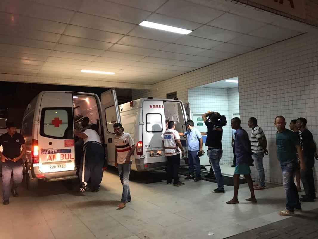As ambulncias que deixaram a Ilha do Retiro com feridos foram para a UPA da Abdias, a mais prxima do local. De l, porm, os pacientes foram reencaminhados para outras UPAs, como Imbiribeira e Caxang, onde h atendimento de ortopedia no horrio. Apenas casos menos graves, como escoriaes, foram solucionados na UPA da Abdias