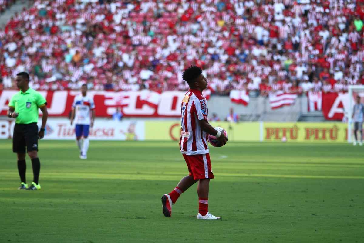 Nutico dominou o jogo, mas teve dificuldades em criar jogadas ofensivas. No segundo tempo, equipe cresceu com a entrada de Jnior Timb. O gol alvirrubro veio com um pnalti, cobrado justamente por Timbu. Classificada, a equipe enfrenta agora o Salgueiro, por uma vaga na final do Pernambucano