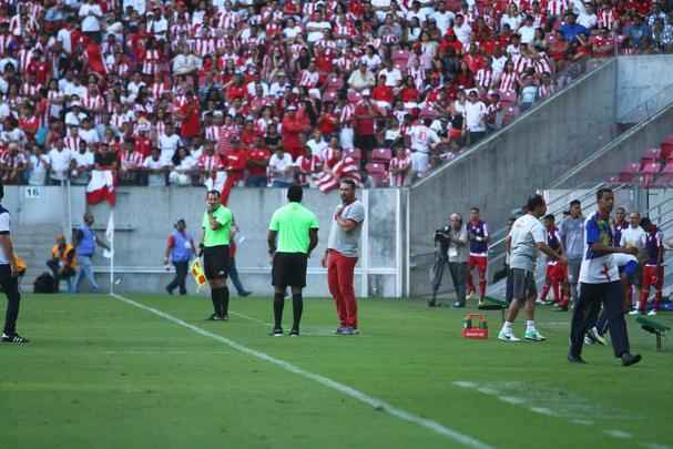 Nutico dominou o jogo, mas teve dificuldades em criar jogadas ofensivas. No segundo tempo, equipe cresceu com a entrada de Jnior Timb. O gol alvirrubro veio com um pnalti, cobrado justamente por Timbu. Classificada, a equipe enfrenta agora o Salgueiro, por uma vaga na final do Pernambucano