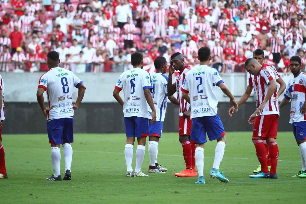 Nutico dominou o jogo, mas teve dificuldades em criar jogadas ofensivas. No segundo tempo, equipe cresceu com a entrada de Jnior Timb. O gol alvirrubro veio com um pnalti, cobrado justamente por Timbu. Classificada, a equipe enfrenta agora o Salgueiro, por uma vaga na final do Pernambucano