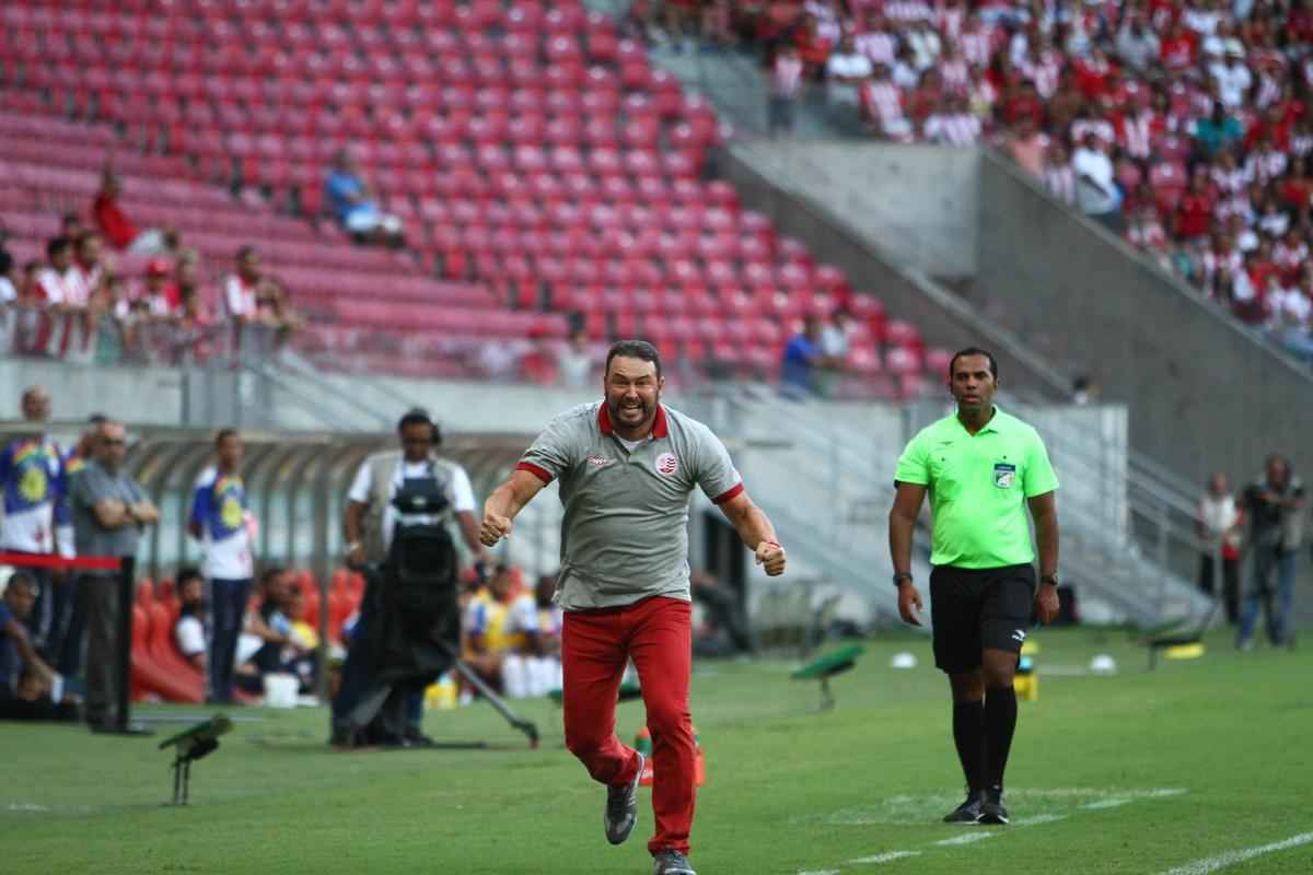 
Nutico dominou o jogo, mas teve dificuldades em criar jogadas ofensivas. No segundo tempo, equipe cresceu com a entrada de Jnior Timb. O gol alvirrubro veio com um pnalti, cobrado justamente por Timbu. Classificada, a equipe enfrenta agora o Salgueiro, por uma vaga na final do Pernambucano