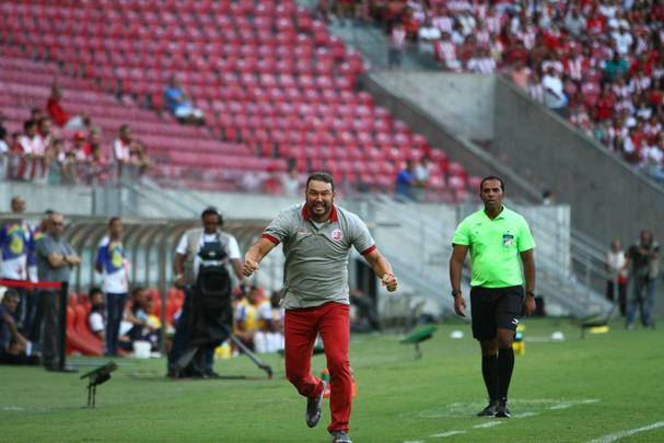 
Nutico dominou o jogo, mas teve dificuldades em criar jogadas ofensivas. No segundo tempo, equipe cresceu com a entrada de Jnior Timb. O gol alvirrubro veio com um pnalti, cobrado justamente por Timbu. Classificada, a equipe enfrenta agora o Salgueiro, por uma vaga na final do Pernambucano