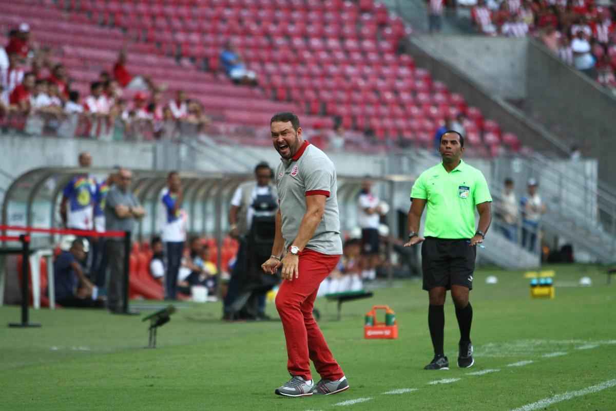 
Nutico dominou o jogo, mas teve dificuldades em criar jogadas ofensivas. No segundo tempo, equipe cresceu com a entrada de Jnior Timb. O gol alvirrubro veio com um pnalti, cobrado justamente por Timbu. Classificada, a equipe enfrenta agora o Salgueiro, por uma vaga na final do Pernambucano
