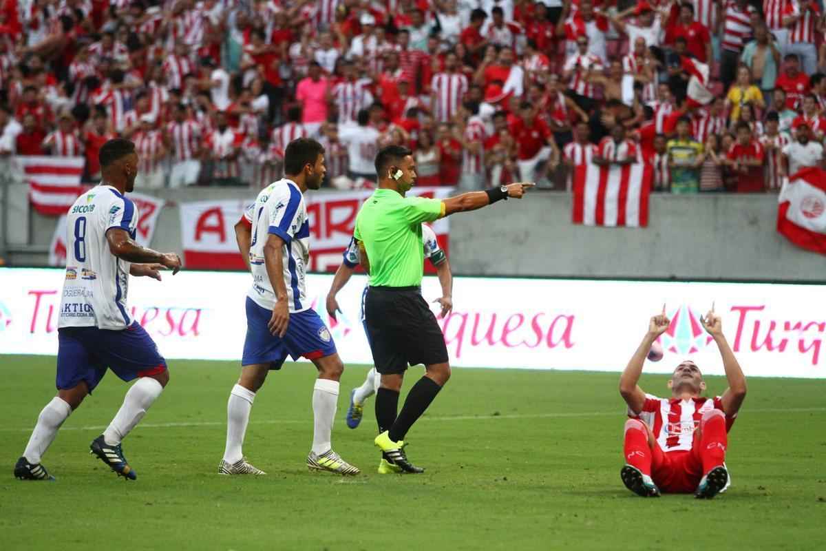 
Nutico dominou o jogo, mas teve dificuldades em criar jogadas ofensivas. No segundo tempo, equipe cresceu com a entrada de Jnior Timb. O gol alvirrubro veio com um pnalti, cobrado justamente por Timbu. Classificada, a equipe enfrenta agora o Salgueiro, por uma vaga na final do Pernambucano