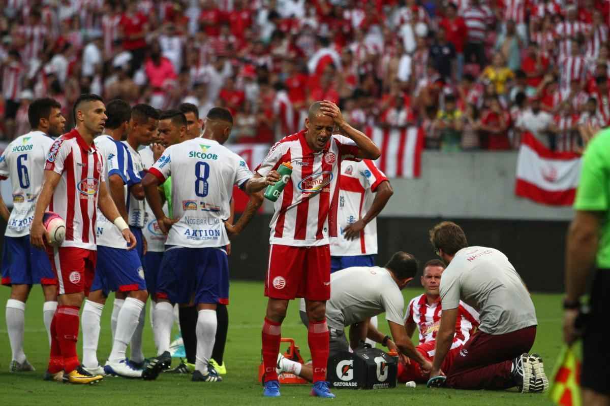 
Nutico dominou o jogo, mas teve dificuldades em criar jogadas ofensivas. No segundo tempo, equipe cresceu com a entrada de Jnior Timb. O gol alvirrubro veio com um pnalti, cobrado justamente por Timbu. Classificada, a equipe enfrenta agora o Salgueiro, por uma vaga na final do Pernambucano