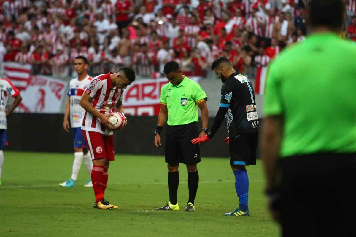 
Nutico dominou o jogo, mas teve dificuldades em criar jogadas ofensivas. No segundo tempo, equipe cresceu com a entrada de Jnior Timb. O gol alvirrubro veio com um pnalti, cobrado justamente por Timbu. Classificada, a equipe enfrenta agora o Salgueiro, por uma vaga na final do Pernambucano