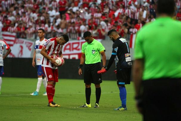 
Nutico dominou o jogo, mas teve dificuldades em criar jogadas ofensivas. No segundo tempo, equipe cresceu com a entrada de Jnior Timb. O gol alvirrubro veio com um pnalti, cobrado justamente por Timbu. Classificada, a equipe enfrenta agora o Salgueiro, por uma vaga na final do Pernambucano