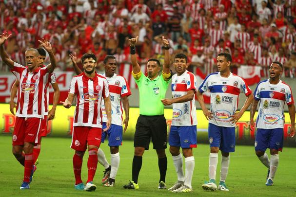
Nutico dominou o jogo, mas teve dificuldades em criar jogadas ofensivas. No segundo tempo, equipe cresceu com a entrada de Jnior Timb. O gol alvirrubro veio com um pnalti, cobrado justamente por Timbu. Classificada, a equipe enfrenta agora o Salgueiro, por uma vaga na final do Pernambucano