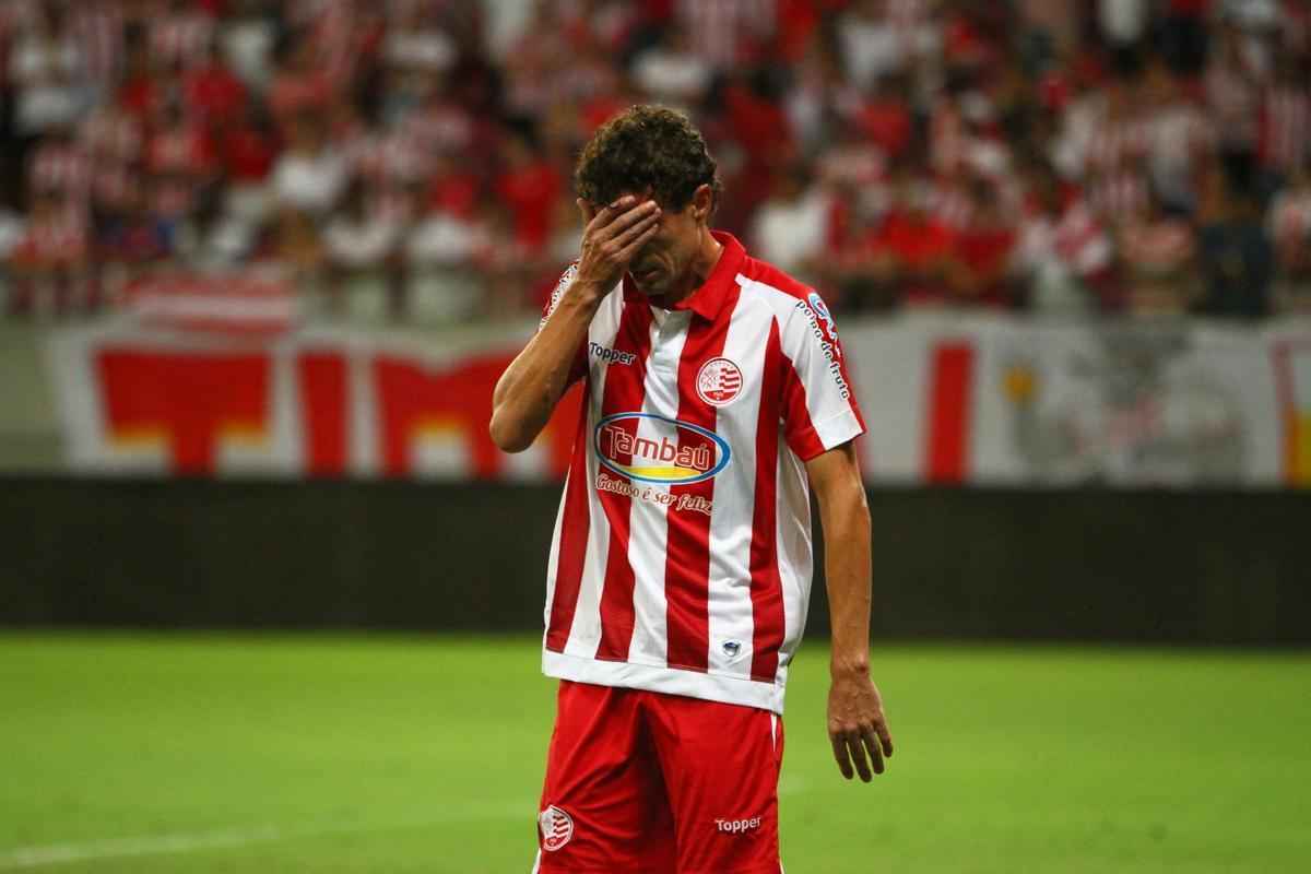 
Nutico dominou o jogo, mas teve dificuldades em criar jogadas ofensivas. No segundo tempo, equipe cresceu com a entrada de Jnior Timb. O gol alvirrubro veio com um pnalti, cobrado justamente por Timbu. Classificada, a equipe enfrenta agora o Salgueiro, por uma vaga na final do Pernambucano