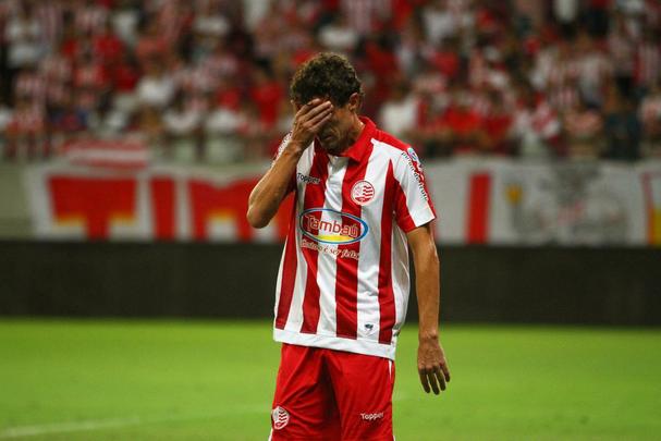 
Nutico dominou o jogo, mas teve dificuldades em criar jogadas ofensivas. No segundo tempo, equipe cresceu com a entrada de Jnior Timb. O gol alvirrubro veio com um pnalti, cobrado justamente por Timbu. Classificada, a equipe enfrenta agora o Salgueiro, por uma vaga na final do Pernambucano