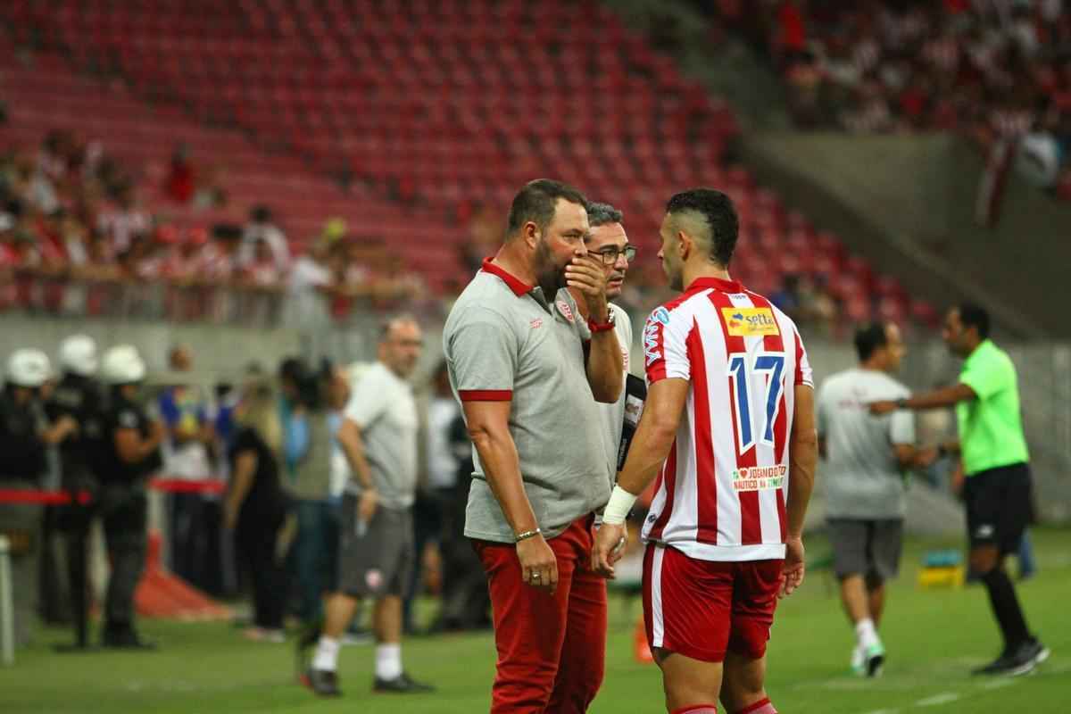 
Nutico dominou o jogo, mas teve dificuldades em criar jogadas ofensivas. No segundo tempo, equipe cresceu com a entrada de Jnior Timb. O gol alvirrubro veio com um pnalti, cobrado justamente por Timbu. Classificada, a equipe enfrenta agora o Salgueiro, por uma vaga na final do Pernambucano