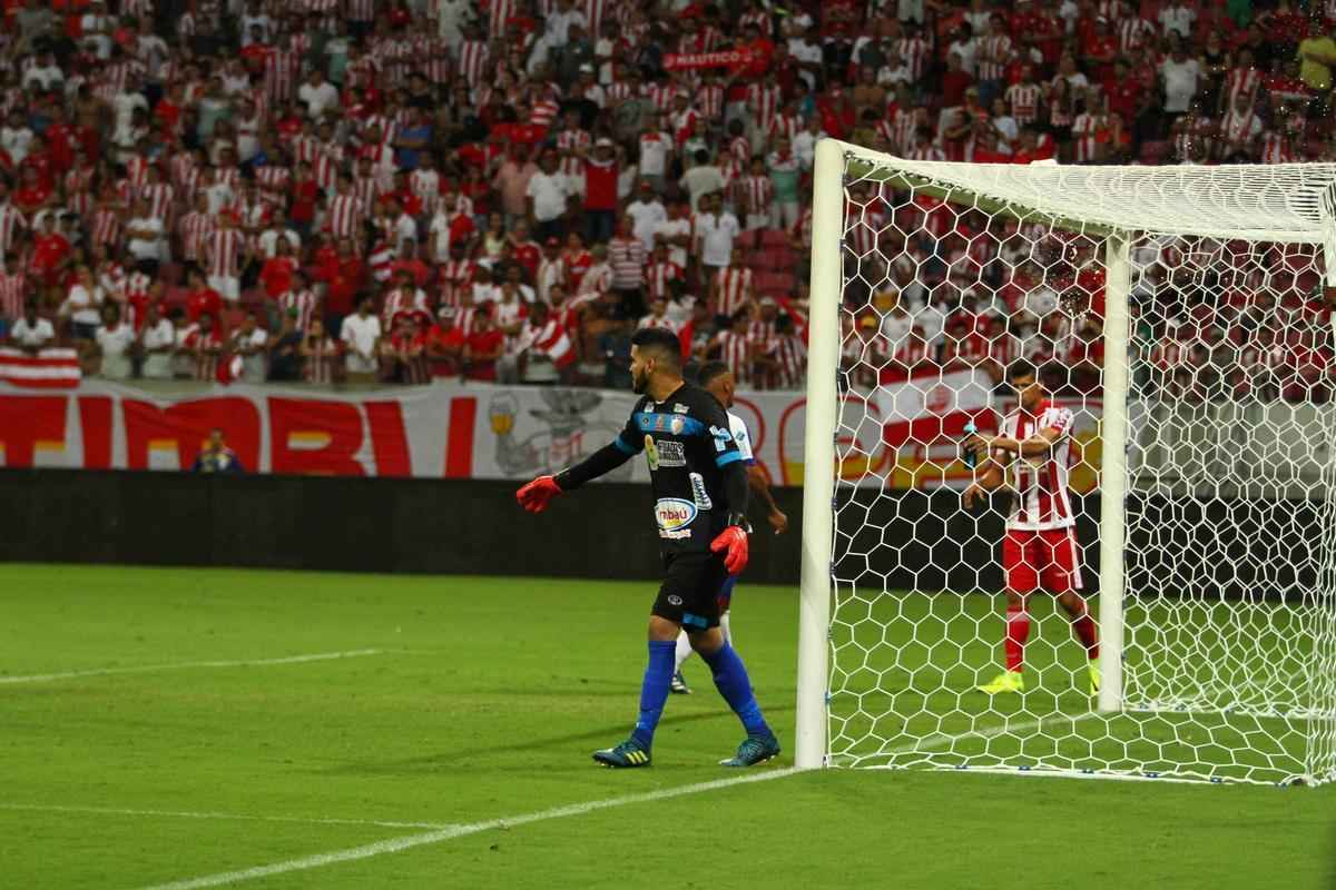 
Nutico dominou o jogo, mas teve dificuldades em criar jogadas ofensivas. No segundo tempo, equipe cresceu com a entrada de Jnior Timb. O gol alvirrubro veio com um pnalti, cobrado justamente por Timbu. Classificada, a equipe enfrenta agora o Salgueiro, por uma vaga na final do Pernambucano