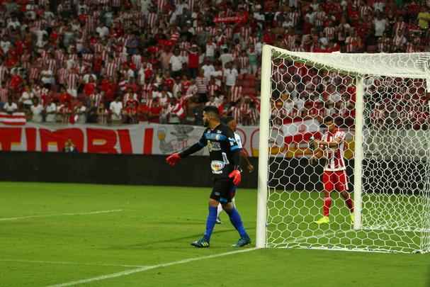 
Nutico dominou o jogo, mas teve dificuldades em criar jogadas ofensivas. No segundo tempo, equipe cresceu com a entrada de Jnior Timb. O gol alvirrubro veio com um pnalti, cobrado justamente por Timbu. Classificada, a equipe enfrenta agora o Salgueiro, por uma vaga na final do Pernambucano