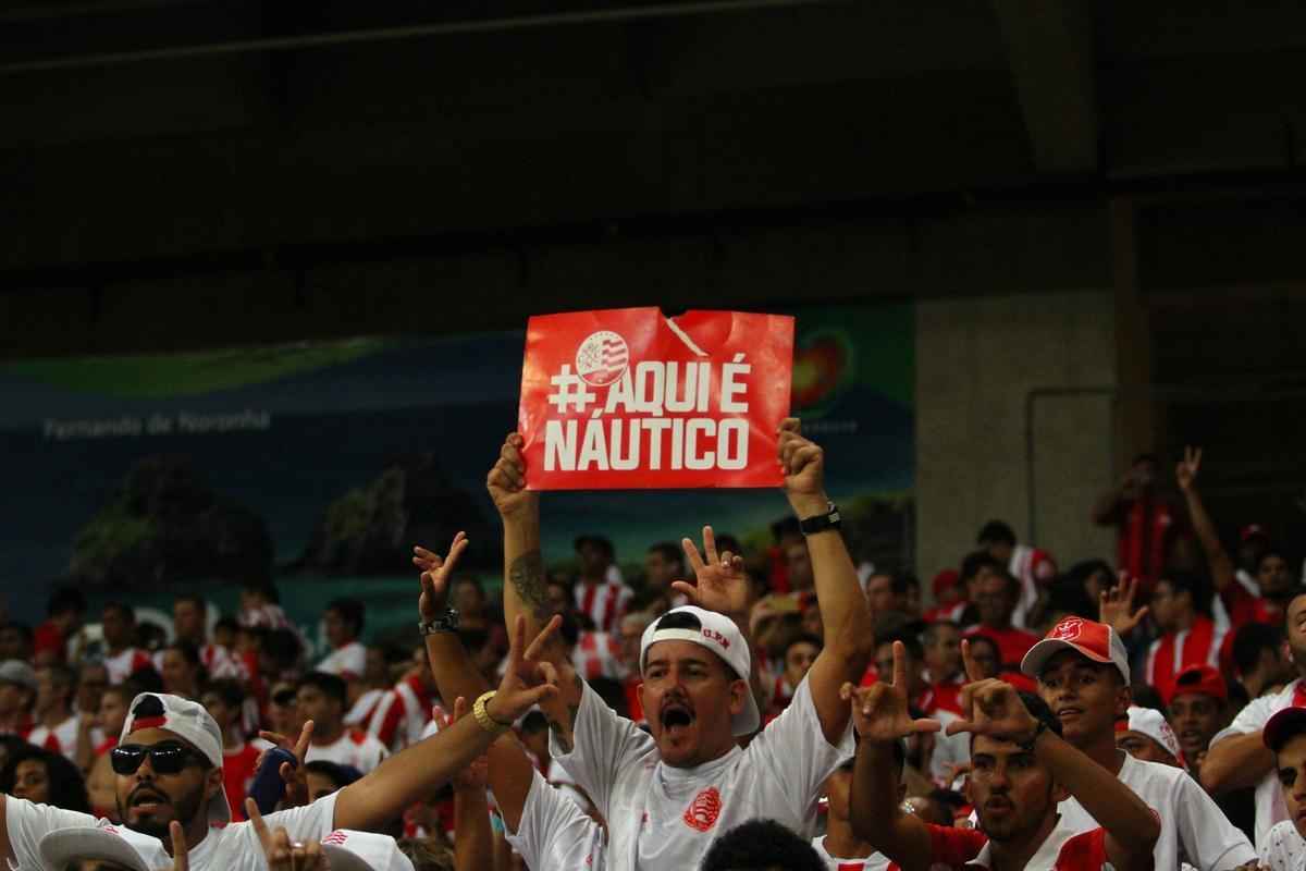 
Nutico dominou o jogo, mas teve dificuldades em criar jogadas ofensivas. No segundo tempo, equipe cresceu com a entrada de Jnior Timb. O gol alvirrubro veio com um pnalti, cobrado justamente por Timbu. Classificada, a equipe enfrenta agora o Salgueiro, por uma vaga na final do Pernambucano