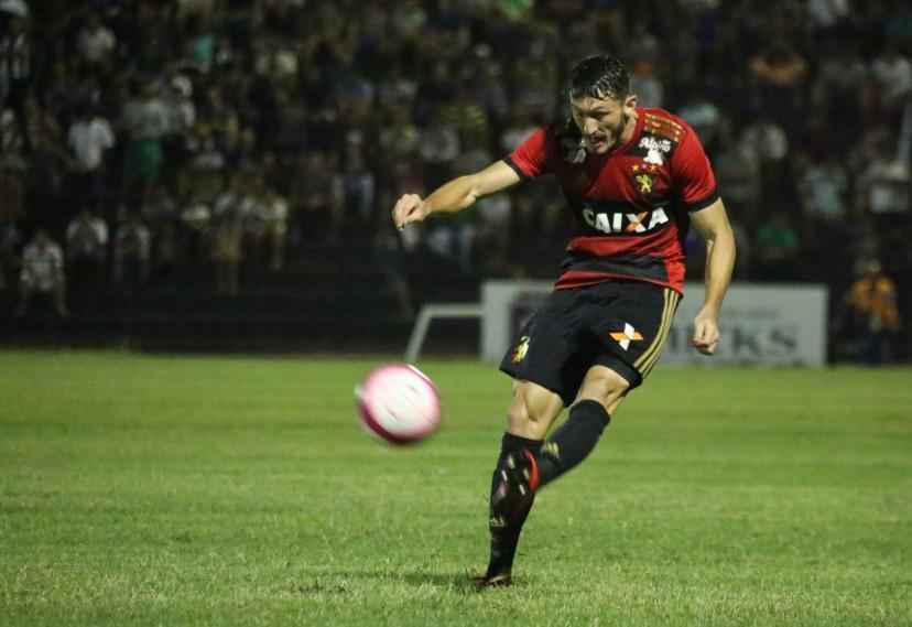 Com um gol de Leandro Costa aos 14 minutos do 2 tempo, o Central venceu o Sport por 1 a 0 nesta quarta-feira, no estdio Luiz Lacerda, e chegou pela primeira vez em sua histria  final do Campeonato Pernambucano. Clube aguarda o seu adversrio: Nutico ou Salgueiro.