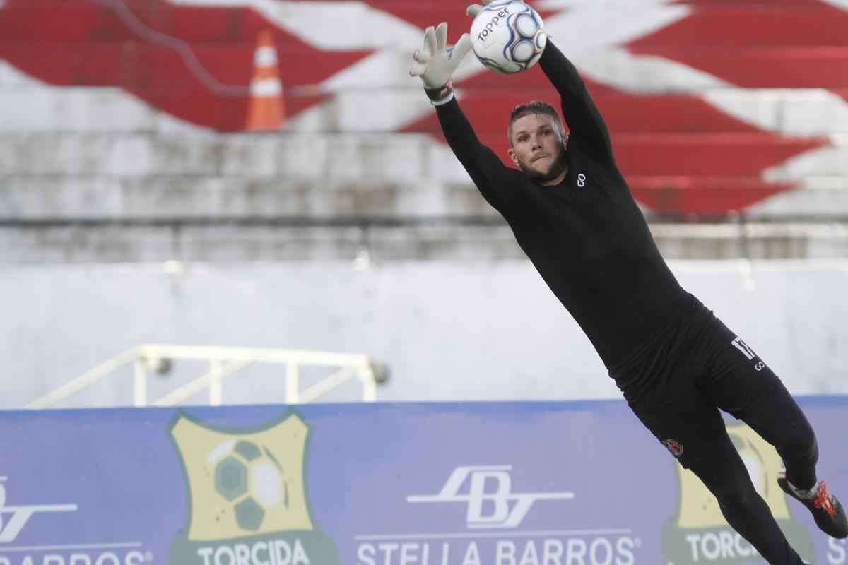 De olho na estreia da S�rie C contra o N�utico, dia 15 de abril, Santa Cruz manteve rotina de treinos, na tarde desta ter�a-feira, no Arruda. Em meio ao trabalho t�cnico, o t�cnico J�nior Rocha esbo�ou a equipe titular com: Tiago; V�tor, Danny Morais, Augusto e �vila; Ilailson, Geovani e Luiz Ot�vio; Robinho, Fabinho Alves e H�ricles.