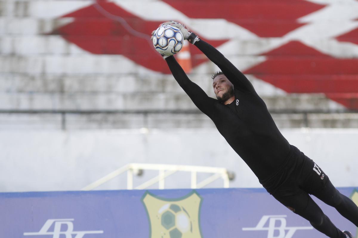 De olho na estreia da S�rie C contra o N�utico, dia 15 de abril, Santa Cruz manteve rotina de treinos, na tarde desta ter�a-feira, no Arruda. Em meio ao trabalho t�cnico, o t�cnico J�nior Rocha esbo�ou a equipe titular com: Tiago; V�tor, Danny Morais, Augusto e �vila; Ilailson, Geovani e Luiz Ot�vio; Robinho, Fabinho Alves e H�ricles.