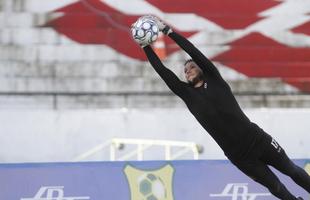 De olho na estreia da S�rie C contra o N�utico, dia 15 de abril, Santa Cruz manteve rotina de treinos, na tarde desta ter�a-feira, no Arruda. Em meio ao trabalho t�cnico, o t�cnico J�nior Rocha esbo�ou a equipe titular com: Tiago; V�tor, Danny Morais, Augusto e �vila; Ilailson, Geovani e Luiz Ot�vio; Robinho, Fabinho Alves e H�ricles.