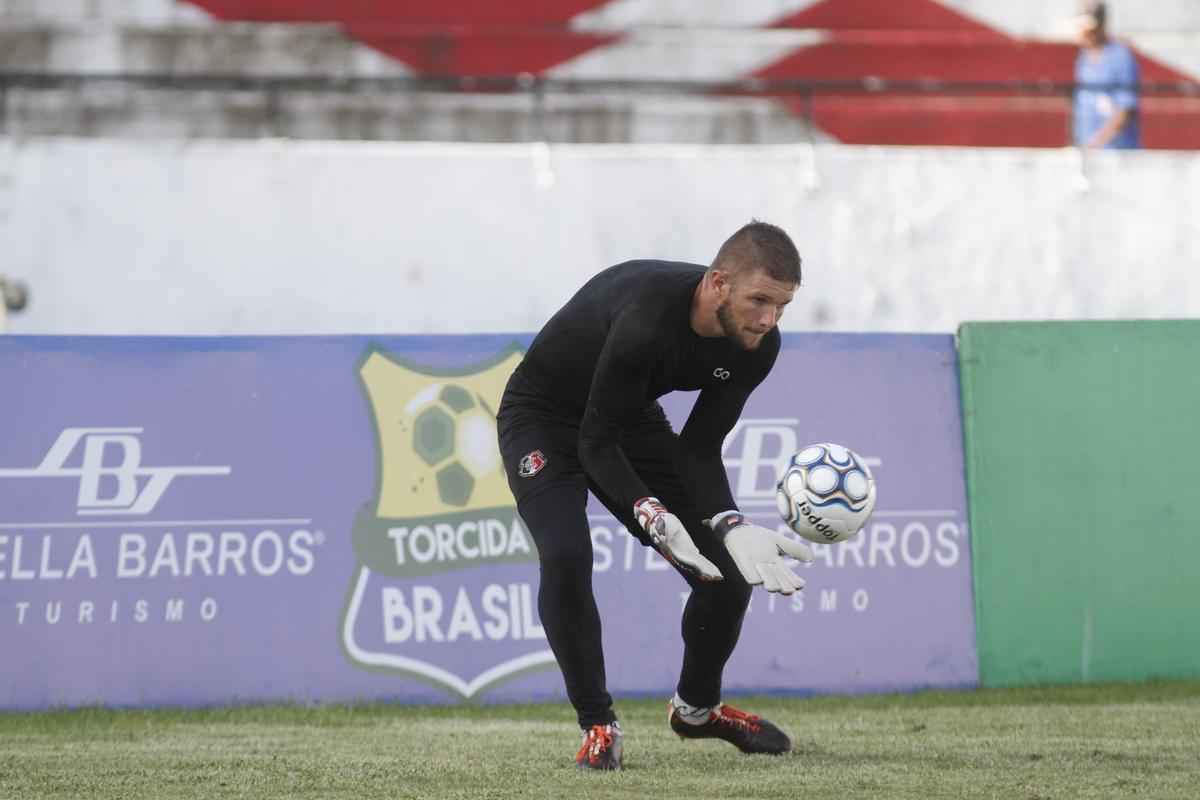 De olho na estreia da S�rie C contra o N�utico, dia 15 de abril, Santa Cruz manteve rotina de treinos, na tarde desta ter�a-feira, no Arruda. Em meio ao trabalho t�cnico, o t�cnico J�nior Rocha esbo�ou a equipe titular com: Tiago; V�tor, Danny Morais, Augusto e �vila; Ilailson, Geovani e Luiz Ot�vio; Robinho, Fabinho Alves e H�ricles.