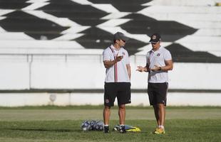 De olho na estreia da S�rie C contra o N�utico, dia 15 de abril, Santa Cruz manteve rotina de treinos, na tarde desta ter�a-feira, no Arruda. Em meio ao trabalho t�cnico, o t�cnico J�nior Rocha esbo�ou a equipe titular com: Tiago; V�tor, Danny Morais, Augusto e �vila; Ilailson, Geovani e Luiz Ot�vio; Robinho, Fabinho Alves e H�ricles.