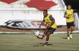 De olho na estreia da S�rie C contra o N�utico, dia 15 de abril, Santa Cruz manteve rotina de treinos, na tarde desta ter�a-feira, no Arruda. Em meio ao trabalho t�cnico, o t�cnico J�nior Rocha esbo�ou a equipe titular com: Tiago; V�tor, Danny Morais, Augusto e �vila; Ilailson, Geovani e Luiz Ot�vio; Robinho, Fabinho Alves e H�ricles.