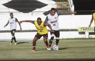 De olho na estreia da S�rie C contra o N�utico, dia 15 de abril, Santa Cruz manteve rotina de treinos, na tarde desta ter�a-feira, no Arruda. Em meio ao trabalho t�cnico, o t�cnico J�nior Rocha esbo�ou a equipe titular com: Tiago; V�tor, Danny Morais, Augusto e �vila; Ilailson, Geovani e Luiz Ot�vio; Robinho, Fabinho Alves e H�ricles.