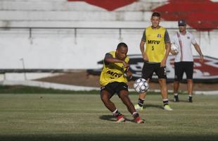 De olho na estreia da S�rie C contra o N�utico, dia 15 de abril, Santa Cruz manteve rotina de treinos, na tarde desta ter�a-feira, no Arruda. Em meio ao trabalho t�cnico, o t�cnico J�nior Rocha esbo�ou a equipe titular com: Tiago; V�tor, Danny Morais, Augusto e �vila; Ilailson, Geovani e Luiz Ot�vio; Robinho, Fabinho Alves e H�ricles.