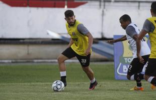 De olho na estreia da S�rie C contra o N�utico, dia 15 de abril, Santa Cruz manteve rotina de treinos, na tarde desta ter�a-feira, no Arruda. Em meio ao trabalho t�cnico, o t�cnico J�nior Rocha esbo�ou a equipe titular com: Tiago; V�tor, Danny Morais, Augusto e �vila; Ilailson, Geovani e Luiz Ot�vio; Robinho, Fabinho Alves e H�ricles.