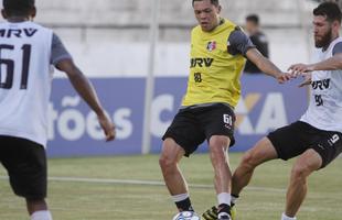 De olho na estreia da S�rie C contra o N�utico, dia 15 de abril, Santa Cruz manteve rotina de treinos, na tarde desta ter�a-feira, no Arruda. Em meio ao trabalho t�cnico, o t�cnico J�nior Rocha esbo�ou a equipe titular com: Tiago; V�tor, Danny Morais, Augusto e �vila; Ilailson, Geovani e Luiz Ot�vio; Robinho, Fabinho Alves e H�ricles.