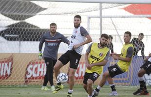 De olho na estreia da S�rie C contra o N�utico, dia 15 de abril, Santa Cruz manteve rotina de treinos, na tarde desta ter�a-feira, no Arruda. Em meio ao trabalho t�cnico, o t�cnico J�nior Rocha esbo�ou a equipe titular com: Tiago; V�tor, Danny Morais, Augusto e �vila; Ilailson, Geovani e Luiz Ot�vio; Robinho, Fabinho Alves e H�ricles.