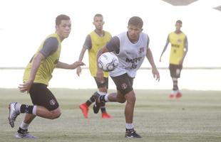 De olho na estreia da S�rie C contra o N�utico, dia 15 de abril, Santa Cruz manteve rotina de treinos, na tarde desta ter�a-feira, no Arruda. Em meio ao trabalho t�cnico, o t�cnico J�nior Rocha esbo�ou a equipe titular com: Tiago; V�tor, Danny Morais, Augusto e �vila; Ilailson, Geovani e Luiz Ot�vio; Robinho, Fabinho Alves e H�ricles.