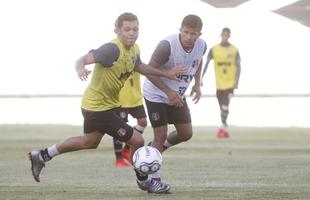 De olho na estreia da S�rie C contra o N�utico, dia 15 de abril, Santa Cruz manteve rotina de treinos, na tarde desta ter�a-feira, no Arruda. Em meio ao trabalho t�cnico, o t�cnico J�nior Rocha esbo�ou a equipe titular com: Tiago; V�tor, Danny Morais, Augusto e �vila; Ilailson, Geovani e Luiz Ot�vio; Robinho, Fabinho Alves e H�ricles.