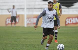 De olho na estreia da S�rie C contra o N�utico, dia 15 de abril, Santa Cruz manteve rotina de treinos, na tarde desta ter�a-feira, no Arruda. Em meio ao trabalho t�cnico, o t�cnico J�nior Rocha esbo�ou a equipe titular com: Tiago; V�tor, Danny Morais, Augusto e �vila; Ilailson, Geovani e Luiz Ot�vio; Robinho, Fabinho Alves e H�ricles.