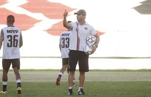 De olho na estreia da S�rie C contra o N�utico, dia 15 de abril, Santa Cruz manteve rotina de treinos, na tarde desta ter�a-feira, no Arruda. Em meio ao trabalho t�cnico, o t�cnico J�nior Rocha esbo�ou a equipe titular com: Tiago; V�tor, Danny Morais, Augusto e �vila; Ilailson, Geovani e Luiz Ot�vio; Robinho, Fabinho Alves e H�ricles.