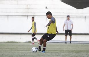 De olho na estreia da S�rie C contra o N�utico, dia 15 de abril, Santa Cruz manteve rotina de treinos, na tarde desta ter�a-feira, no Arruda. Em meio ao trabalho t�cnico, o t�cnico J�nior Rocha esbo�ou a equipe titular com: Tiago; V�tor, Danny Morais, Augusto e �vila; Ilailson, Geovani e Luiz Ot�vio; Robinho, Fabinho Alves e H�ricles.