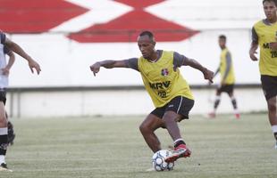 De olho na estreia da S�rie C contra o N�utico, dia 15 de abril, Santa Cruz manteve rotina de treinos, na tarde desta ter�a-feira, no Arruda. Em meio ao trabalho t�cnico, o t�cnico J�nior Rocha esbo�ou a equipe titular com: Tiago; V�tor, Danny Morais, Augusto e �vila; Ilailson, Geovani e Luiz Ot�vio; Robinho, Fabinho Alves e H�ricles.