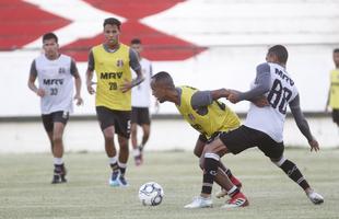 De olho na estreia da S�rie C contra o N�utico, dia 15 de abril, Santa Cruz manteve rotina de treinos, na tarde desta ter�a-feira, no Arruda. Em meio ao trabalho t�cnico, o t�cnico J�nior Rocha esbo�ou a equipe titular com: Tiago; V�tor, Danny Morais, Augusto e �vila; Ilailson, Geovani e Luiz Ot�vio; Robinho, Fabinho Alves e H�ricles.