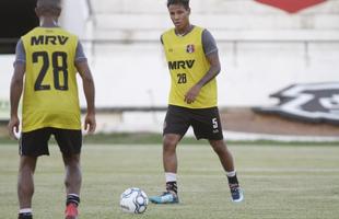 De olho na estreia da S�rie C contra o N�utico, dia 15 de abril, Santa Cruz manteve rotina de treinos, na tarde desta ter�a-feira, no Arruda. Em meio ao trabalho t�cnico, o t�cnico J�nior Rocha esbo�ou a equipe titular com: Tiago; V�tor, Danny Morais, Augusto e �vila; Ilailson, Geovani e Luiz Ot�vio; Robinho, Fabinho Alves e H�ricles.