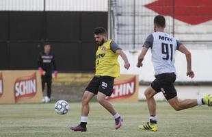 De olho na estreia da S�rie C contra o N�utico, dia 15 de abril, Santa Cruz manteve rotina de treinos, na tarde desta ter�a-feira, no Arruda. Em meio ao trabalho t�cnico, o t�cnico J�nior Rocha esbo�ou a equipe titular com: Tiago; V�tor, Danny Morais, Augusto e �vila; Ilailson, Geovani e Luiz Ot�vio; Robinho, Fabinho Alves e H�ricles.