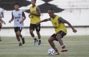 De olho na estreia da S�rie C contra o N�utico, dia 15 de abril, Santa Cruz manteve rotina de treinos, na tarde desta ter�a-feira, no Arruda. Em meio ao trabalho t�cnico, o t�cnico J�nior Rocha esbo�ou a equipe titular com: Tiago; V�tor, Danny Morais, Augusto e �vila; Ilailson, Geovani e Luiz Ot�vio; Robinho, Fabinho Alves e H�ricles.